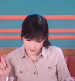 51岁周慧敏晒近照,低马尾碎刘海温婉动人,仿若20年前的清纯