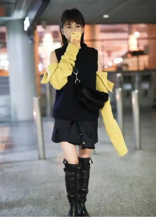王子文这衣服有意思,黑背心上接俩黄袖套,长得伸不出来手