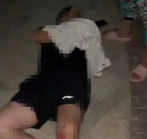 惨3男被1女砍伤,现场求饶画面惨不忍睹,女方报警后称说着玩
