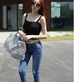 玲珑有致的牛仔裤小姐姐,气质让人心驰神往