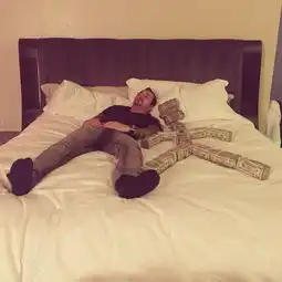 伊朗土豪炫富网晒奢靡生活如此高调拜金为哪般