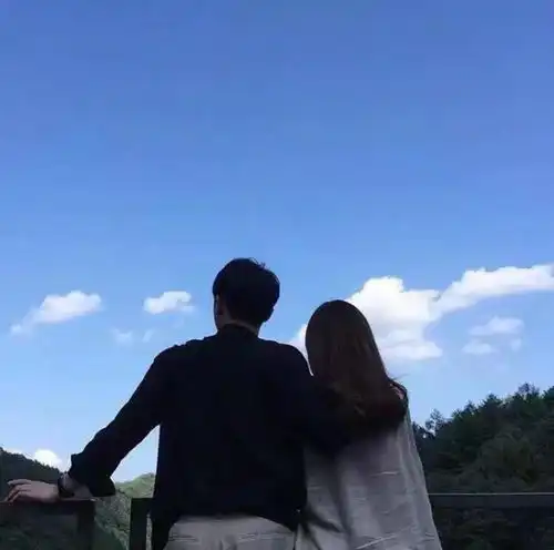 男人对一个女人动心后的五个表现,喜欢但克制,才是真正的爱