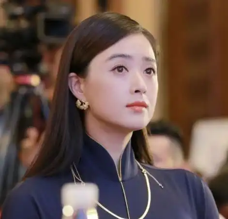 得罪了半个娱乐圈的她,现身机场无人接机,只能默默低头离开