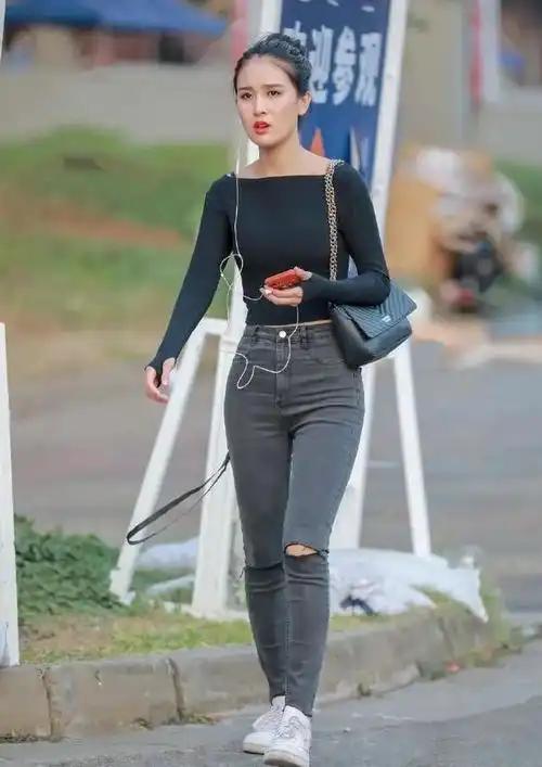 身姿妙曼的气质美女,搭配紧身牛仔裤,真是太有女人味了