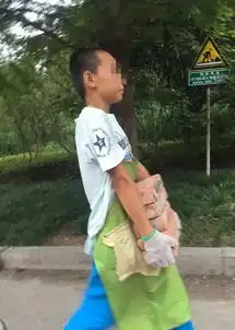 11岁男孩开学第一天竟然在搬砖他父亲让他退学去做这件事,老师爷爷都在反对