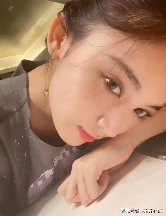 娜扎晒自拍照对镜托腮甜笑女神范十足