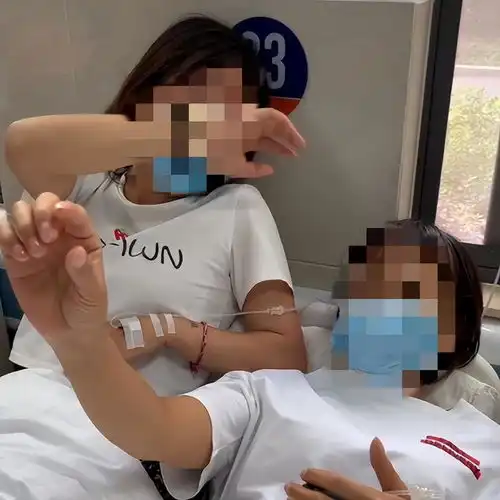 云南女子吃菌中毒,躺在病床上抓小人火遍全网,病友笑岔气