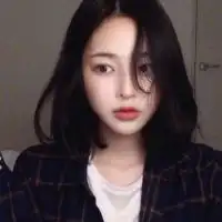 女生中分锁骨短发发型图片