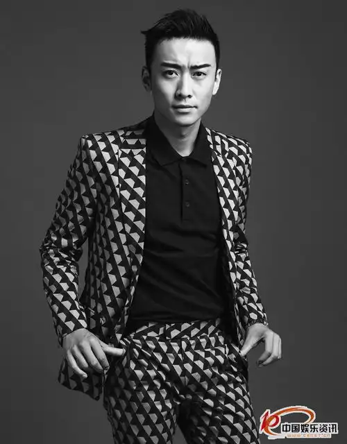 郑奇修身剪裁西装大片变身文艺型男时尚气质