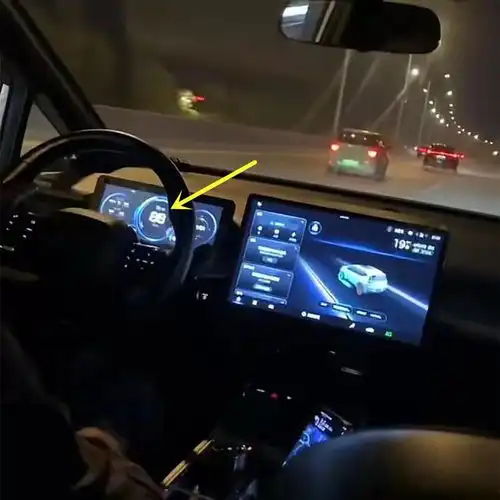 广东司机单手握方向盘,女子看到害怕要下车,觉得他开车很危险