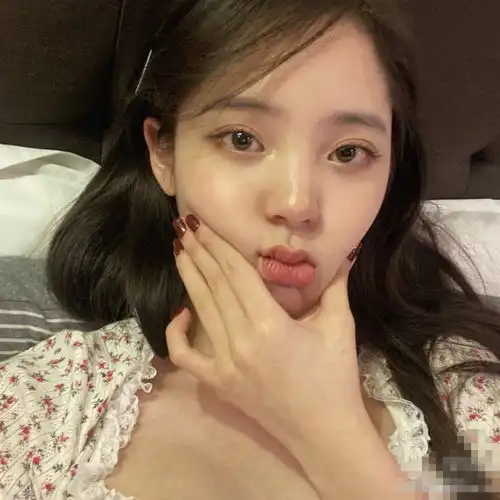 欧阳娜娜晒床头美照,穿少女碎花衣凹造型,奶甜可爱太讨喜