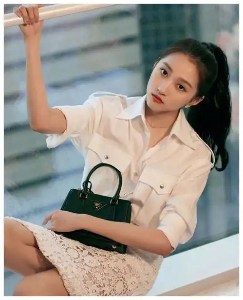 鹿晗给女友关晓彤庆生,国民闺女穿衣可盐可甜,风格百变尽显身材