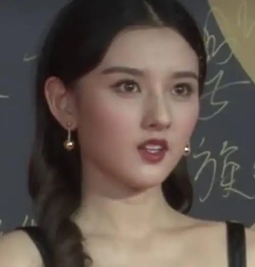 清纯女星化浓妆躲开刘亦菲,避开宋祖儿,却败给了图4