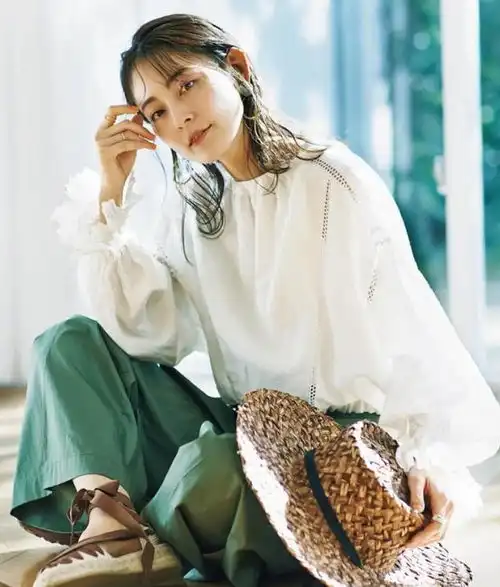 中年女人穿白衬衫,版型宽松一点更合适,穿得清爽又显瘦
