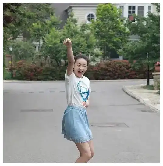 他化着淡妆,填塞生气滑板要花许多钱