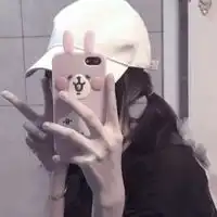 戴帽子玩手机的女生头像更是喜欢她的手机壳