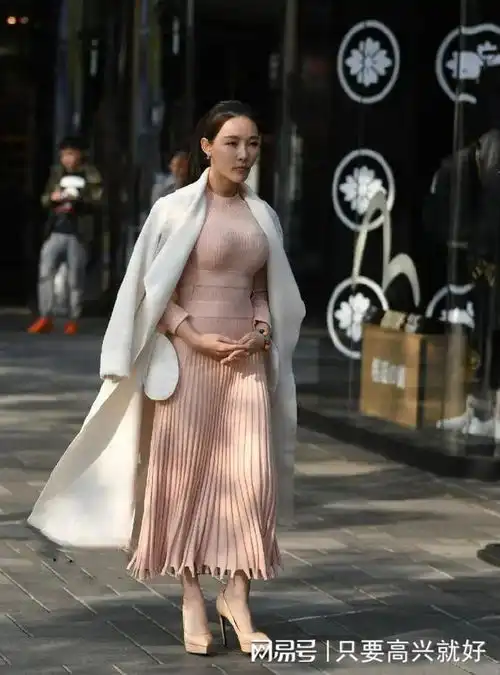 微胖女神白色风衣下的粉色百褶裙