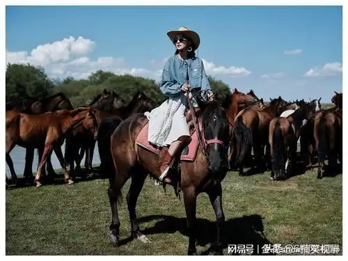 佟丽娅变身草原公主骑马造型冷酷迷人吸睛无数