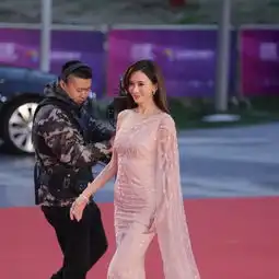 林志玲亮相北影节闭幕红毯女神范儿十足