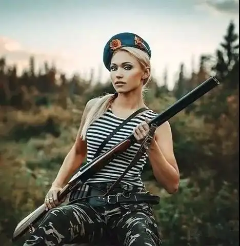 肤白貌美大长腿,战斗民族出美女,揭开俄罗斯女兵神秘的面纱