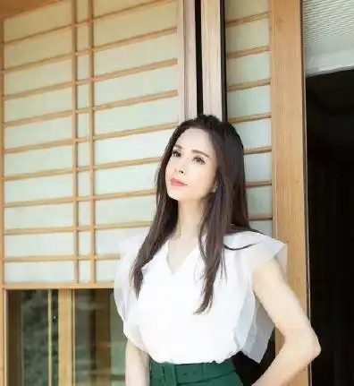 李若彤真少女,黑长直配森女装,54岁的气质不输当年小龙女