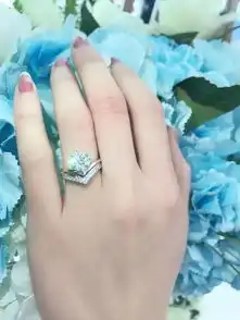 美女疑心未婚夫不真心只因闺蜜老公婚博会5000元不到买的钻戒,竟比自己老公花重金买的钻戒好难道