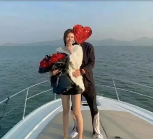 张哲瀚被传结婚,网友晒出戒指和求婚照,随后却对此否认了