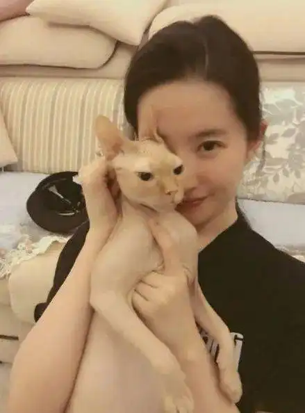 刘亦菲花木兰幕后照素颜出镜网友麻烦给买五斤偶像包袱