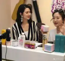 洪欣公开亮相一身时尚打扮气色好,和张丹峰形成鲜明对比