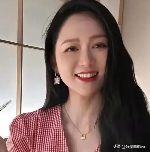 45岁的陈乔恩突然变老了,她素颜面对镜头时显得更加自然和自信