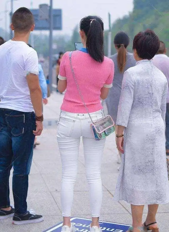 粉色条纹白边短袖搭配白色紧身打底裤,身材整体显瘦,淑女的气质