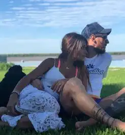 秀恩爱梅西与妻子贴身热舞展现另类的他,球王舞步比球技差远了
