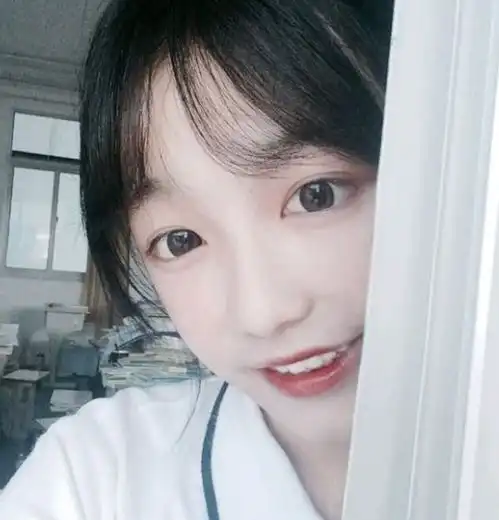 美女学生的反差