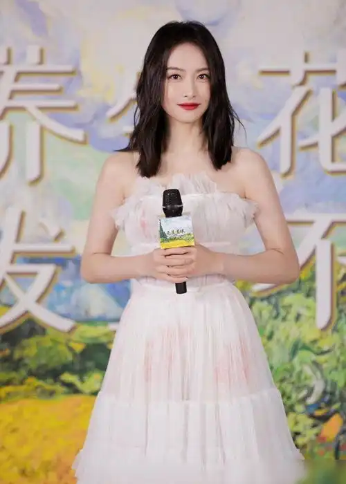宋茜真是太会穿一身白纱裙清新又温柔,不愧是走在时尚端的女人