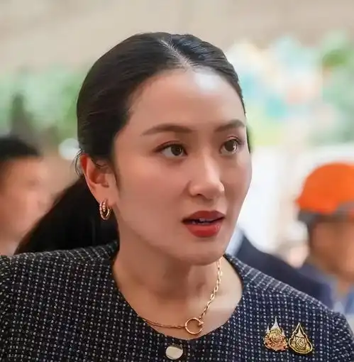 38岁泰国美女总理震后乘地铁,脚踩香奈儿,视察震区后突然发火