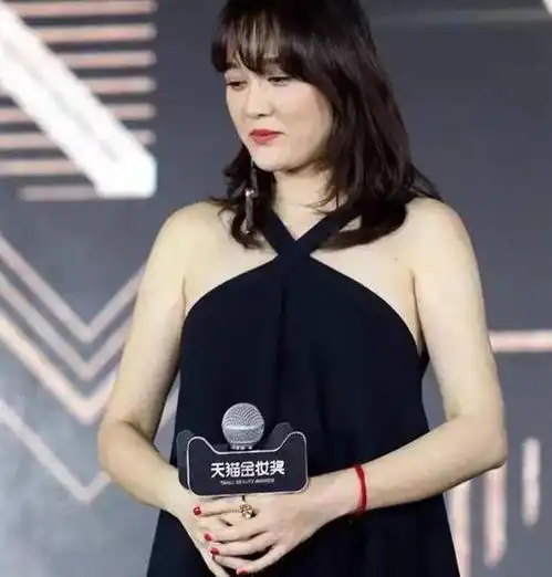 陈乔恩幸福肥藏不住,身穿白色纱裙臃肿显胖,缺少灵气