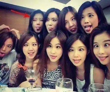 开心一刻看这个女司机一脸无辜的样子,应该是石头先动手的