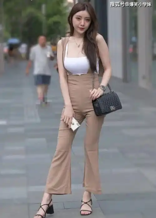 爆笑gif这么熟练的一口吞薯片功力想必妹纸实在课堂上训练出来的吧
