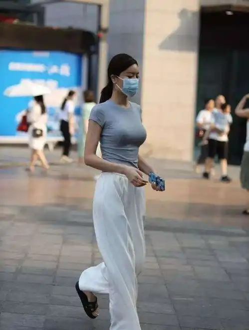 牛仔裤鞋子打造美女的典雅风范,层次感比较强,慵懒大方