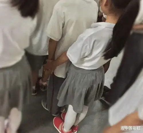 刚坐上车,对面白衣姑娘就盯着我瞅,你们说她是不是喜欢我啊