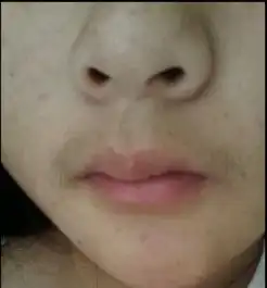 娱乐,请p图高手把图片中的这名女生增加一圈胡须唇毛,并且使得眉毛增粗,参考图二式样