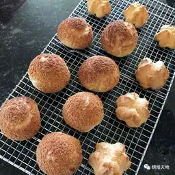 少女心草莓酥皮泡芙,酥脆的表皮香浓的奶油十分美味