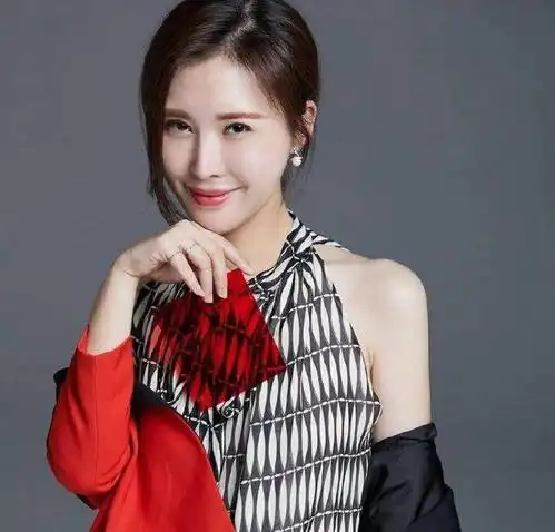 田朴珺穿蕾丝裙秀女人味,凹凸身材让人眼馋,不愧是征服王石女人
