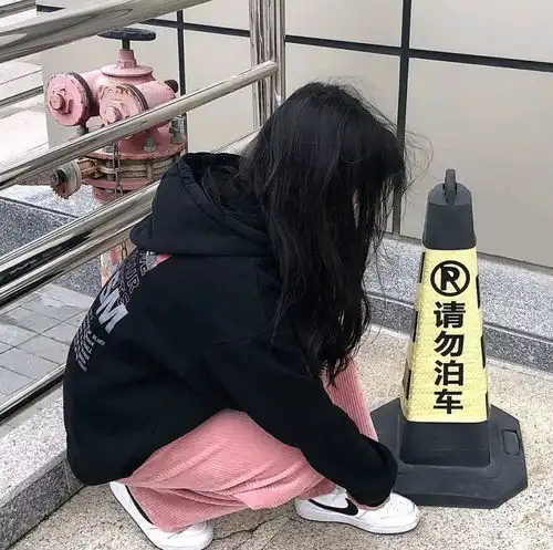 女生头像目睹众神死亡的草原野花一片.