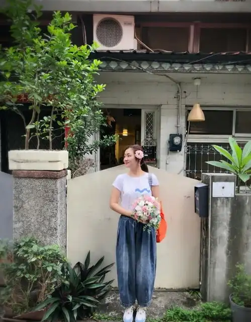 37岁任家萱晒美照粉爱心衬衫蝴蝶结少女心十足,甜美回到17岁