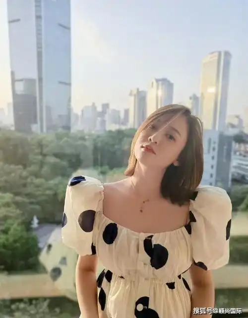陈乔恩穿搭太少女心了,波点裙配短发真减龄,简直美成教科书