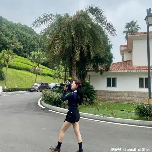 皮裤马丁靴配中筒袜,活泼却略显中二,初秋氛围感无存