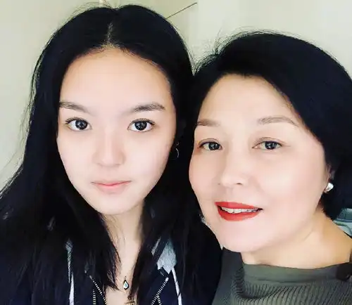 李咏去世后哈文孤独过七夕,频繁换头像心情很不安
