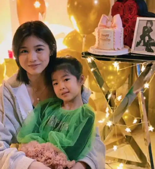 章子怡晒照为小苹果庆生我们的大女儿16岁了网友夸其晒照时间好用心