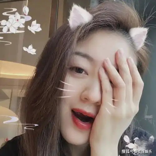 安以轩520晒卖萌自拍,素颜出镜颜值耐打,花式比心超少女